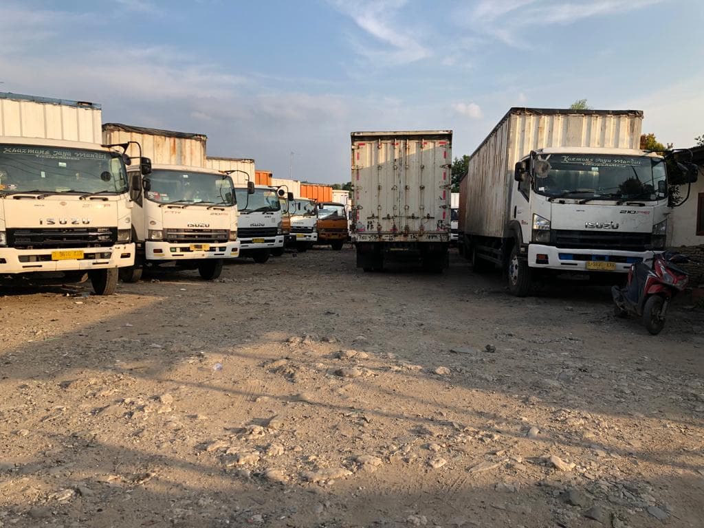 Armada Truk Container